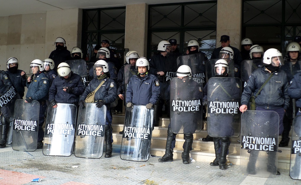 Βόμβες μολότωφ κατά ΜΑΤ στο τουρκικό Προξενείο Θεσσαλονίκης