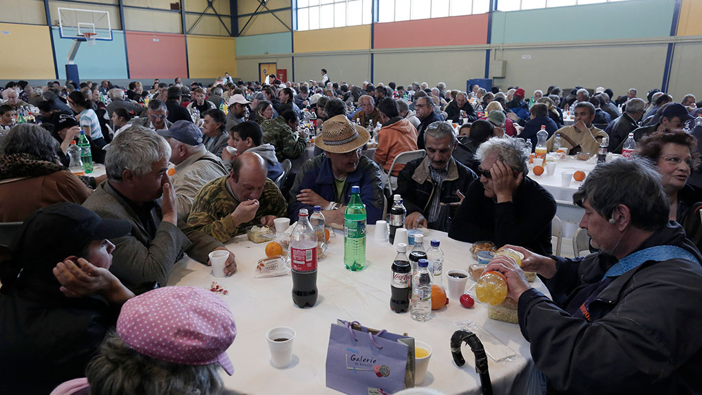 Πάσχα με γεύματα αλληλεγγύης σε Αθήνα και Πειραιά