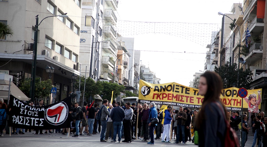 Πειραιάς: Επεισόδια μεταξύ Χ.Α. και αντιφασιστών – Αιχμές ΣΥΡΙΖΑ για τη στάση της ΕΛΑΣ (vid)