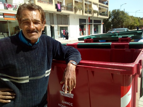 Κομοτηνή: Ψάχνοντας στους κάδους