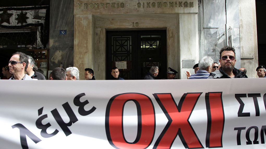 Ταξί: Συμβολικός αποκλεισμός του υπουργείου Οικονομικών (vid)