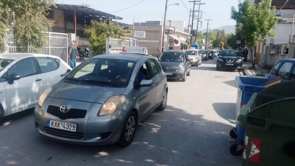 Βόλος: Συμβολικός αποκλεισμός της Διεύθυνσης Μεταφορών από εκπαιδευτές οδήγησης  