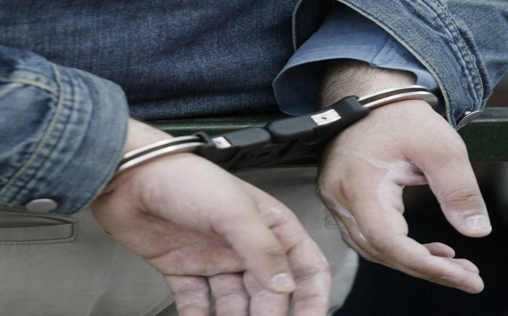 Καταζητούμενος για βιασμό ανήλικης, μετά από 4 χρόνια, οδηγείται στον ανακριτή