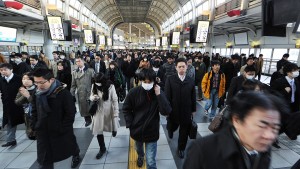 Η πρώτη περίπτωση karoshi καταγράφηκε το 1969epa02552914 Japanese early morning commuters head to work in downtown Tokyo, Japan, 28 January, 2011. Japan's jobless rate fell 4.9 percent in December. The number of unemployed people totaled 2.98 million, down 190,000 on the year. A total of 62.28 million Japanese people had jobs, up 50,000 over the previous month.  EPA/EVERETT KENNEDY BROWN