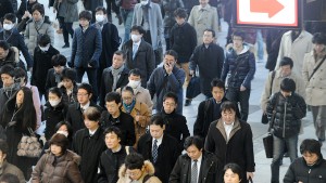 Μετακίνηση προς το κέντρο του Τόκιο, νωρίς το πρωίepa02552928 Japanese early morning commuters head to work in downtown Tokyo, Japan, 28 January, 2011. Japan's jobless rate fell 4.9 percent in December. The number of unemployed people totaled 2.98 million, down 190,000 on the year. A total of 62.28 million Japanese people had jobs, up 50,000 over the previous month.  EPA/EVERETT KENNEDY BROWN