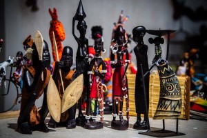 Χειροποίητα δωράκια στο πασχαλινό bazaar από τους φίλους του Monde της Uganda (φωτο Γιάννη Γιαννακόπουλου)   