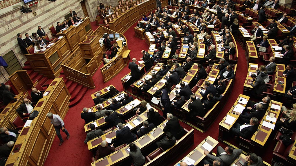Κόντρα στη Βουλή για το προσφυγικό – Υπερψηφίστηκε το νομοσχέδιο (vid)