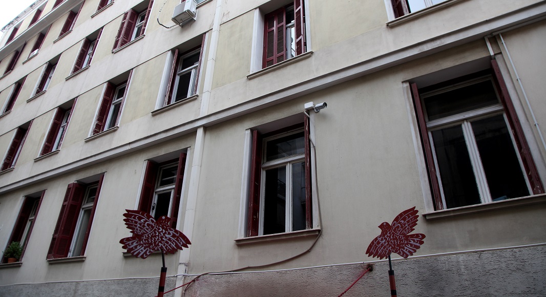 Μολότοφ στα Εξάρχεια στο κτήριο του Υπουργείου Πολιτισμού