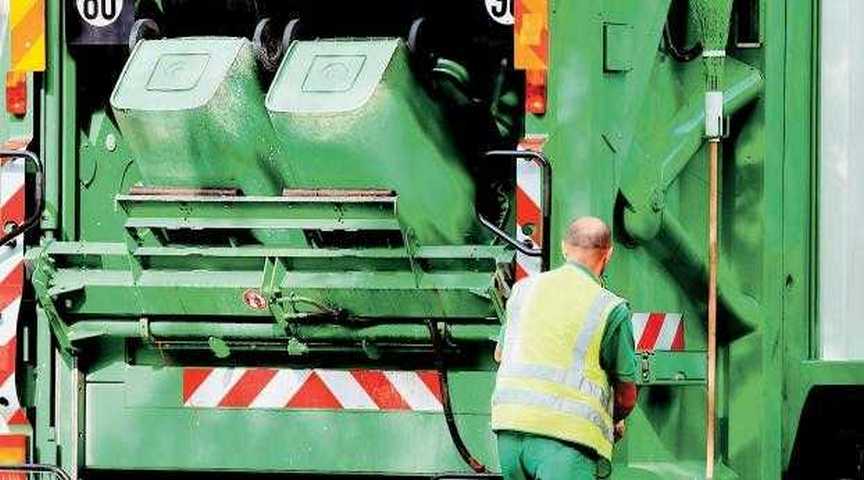 Δράμα: Ανέθεσαν σε διευθυντή υπηρεσίας να μαζέψει σκουπίδια