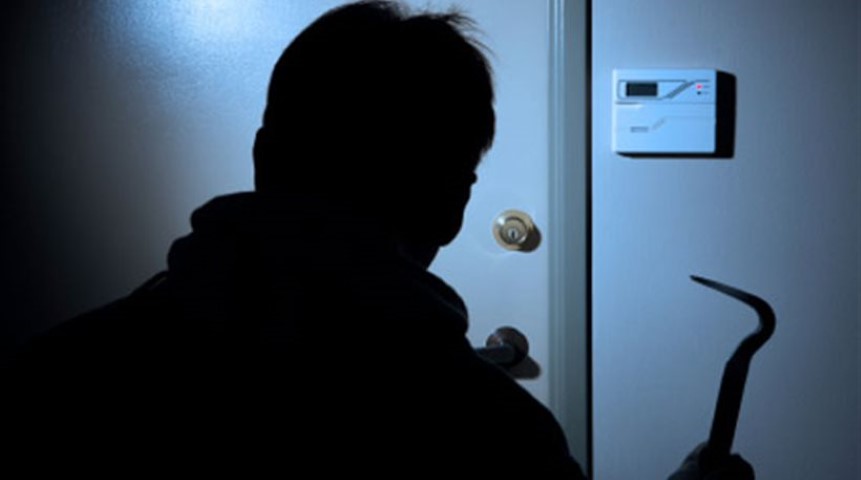 Διέρρηξαν επιχείρηση και άρπαξαν τσαντάκι με 10.000 ευρώ