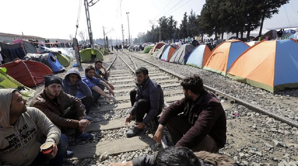 Για 2 ώρες άνοιξε η σιδηροδρομική γραμμή στην Ειδομένη – Μεταφορά προσφύγων από τον Πειραιά στον Σκαραμαγκά (video)
