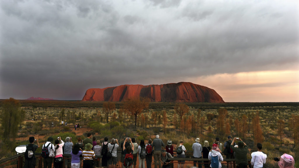 Ο βράχος-«χαμαιλέων» που διχάζει τους επισκέπτες: το Ουλουρού της Αυστραλίας