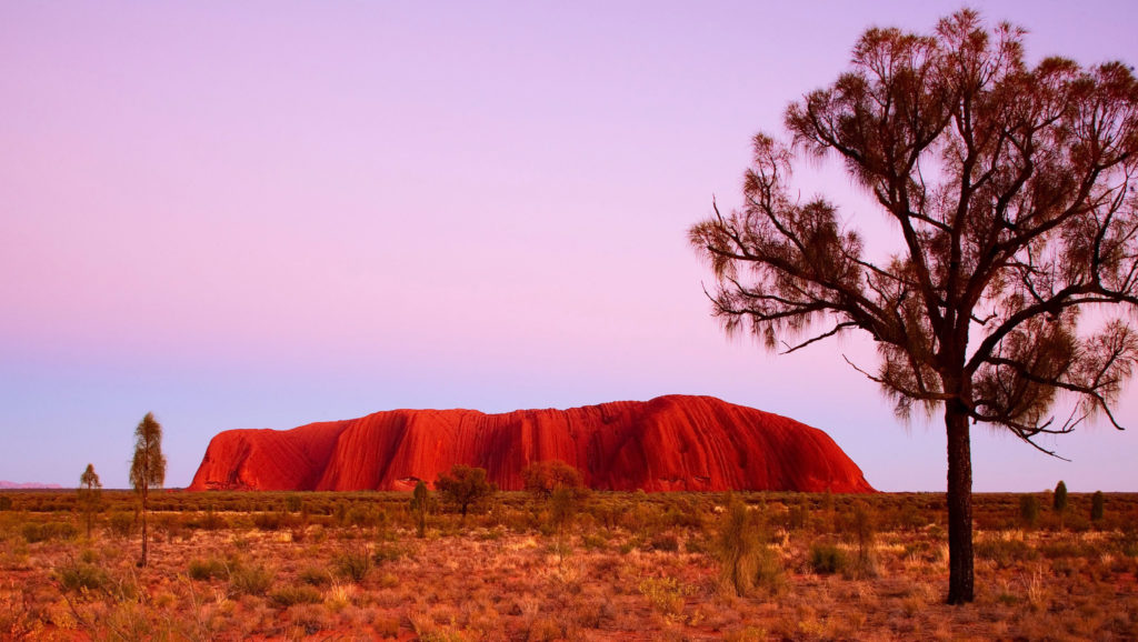 Ο βράχος-«χαμαιλέων» που διχάζει τους επισκέπτες: το Ουλουρού της Αυστραλίας