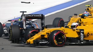 Ο Κέβιν Μάγκνουσεν της Renault, προσπαθεί να αποφύγει την Force India του Σέρχιο Πέρες