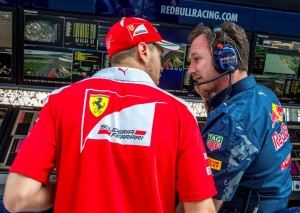 Έξαλλος μετά την επαφή του με τον Κβίατ, ήταν ο Σεμπάστιαν Φέτελ. Στο στιγμιότυπο ο γερμανός πιλότης της Ferrari συνομιλεί με τον επικεφαλής της Red Bull, Κρίστιαν Χόρνερ