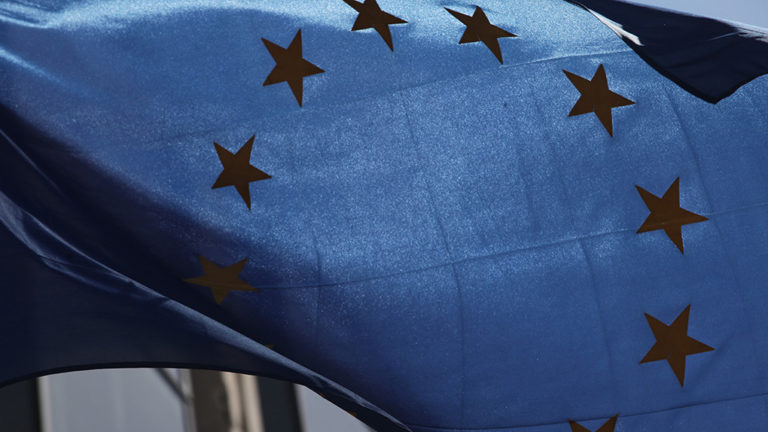Αναβάλλονται μέχρι τον Ιούλιο τα μέτρα της Κομισιόν για Ισπανία – Πορτογαλία