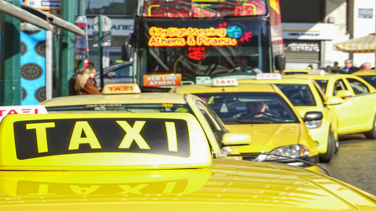 Το ταξί στα σύνορα: Ένας αναπάντεχος τοπικός ήρωας του προσφυγικού στις Η.Π.Α.