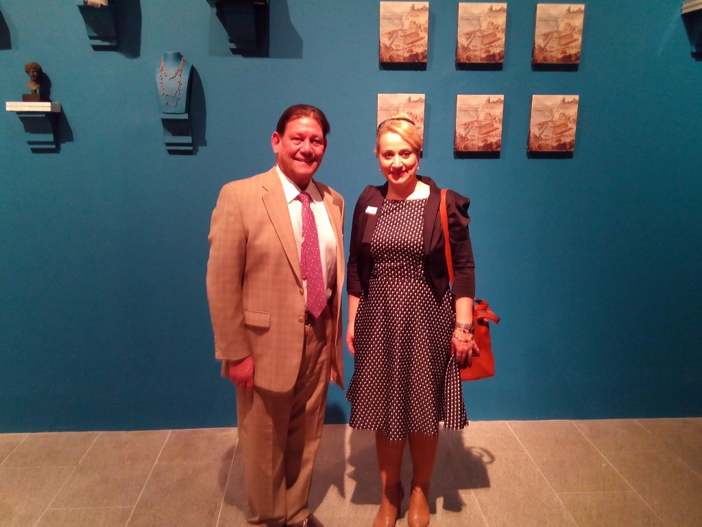 Ο Carlos A. Picon, Διευθύνων Επιμελητής του Τμήματος Ελληνικής και Ρωμαϊκής Τέχνης του Μητροπολιτικού μουσείου της Νέας Υόρκης (ΜΕΤ) και η δημοσιογράφος Μαρία Χριστίνα Μπακλαβά 