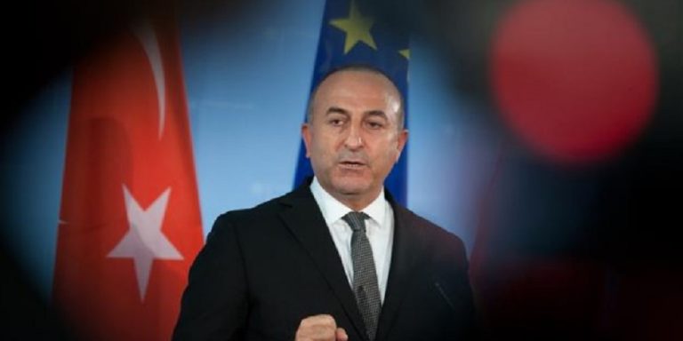 “Η Τουρκία θα γυρίσει την πλάτη στη συμφωνία για τους πρόσφυγες”, προειδοποιεί ο Τσαβούσογλου