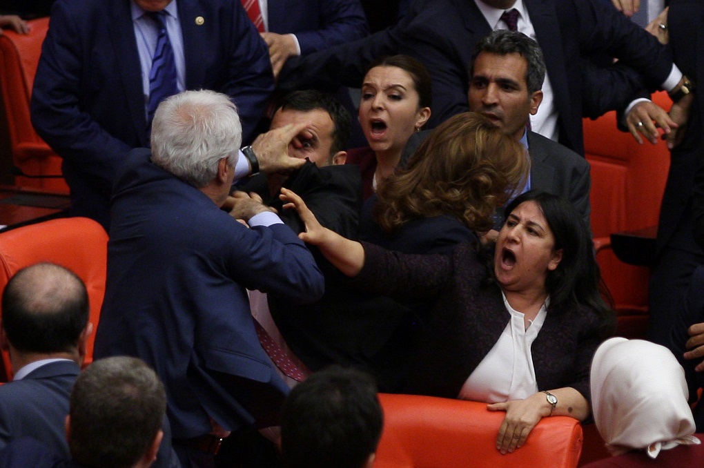 Στην τουρκική Βουλή  η κατάργηση της ασυλίας των βουλευτών