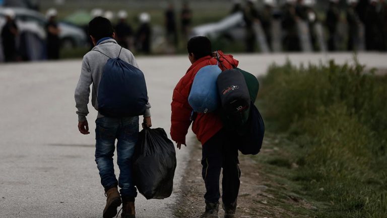 Ειδομένη: Συνεχίζεται η επιχείρηση εκκένωσης προσφύγων και μεταναστών