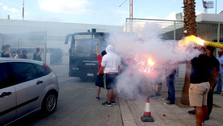 Κι όμως! Επεισόδια στον κεκλεισμένων θυρών τελικό με ΜΑΤ στην εξέδρα