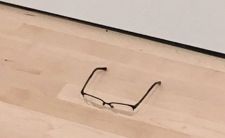 Τέχνη είναι…Ένα ζευγάρι γυαλιά στο πάτωμα (;)