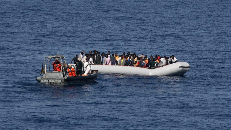 Πέντε μετανάστες πνίγηκαν και επτά αγνοούνται σε ναυάγιο ανοικτά της Λιβύης
