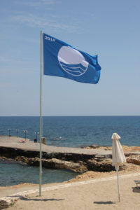 Η βραβευμένη με Γαλάζια Σημαία παραλία της Χερσονήσου στην Κρήτη.