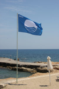 Η βραβευμένη με Γαλάζια Σημαία παραλία της Χερσονήσου στην Κρήτη.