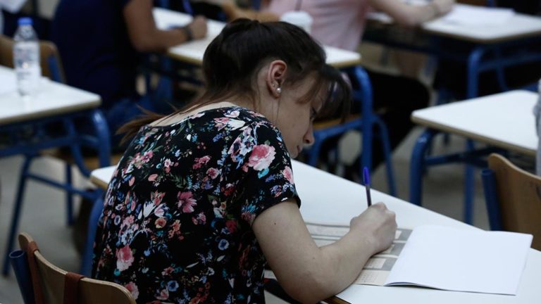 Επί ποδός οι αναπληρωτές καθηγητές – Κλίμα υπονόμευσης των εξετάσεων βλέπει ο Ν.Φίλης (video)