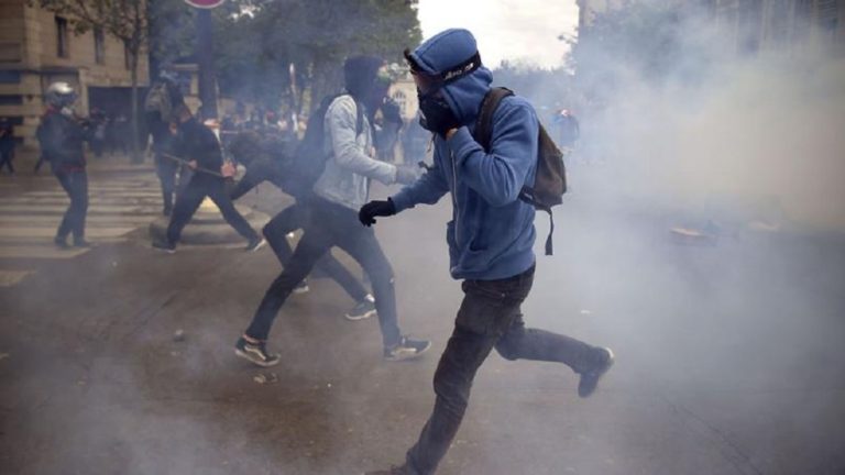 Συνεχίζονται οι συγκρούσεις στη Γαλλία για το εργασιακό