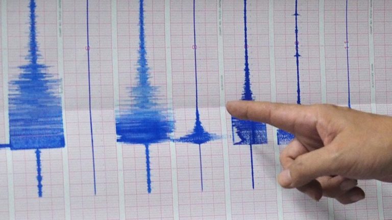 Δόνηση 6,8 Ρίχτερ πλήττει τον Ισημερινό