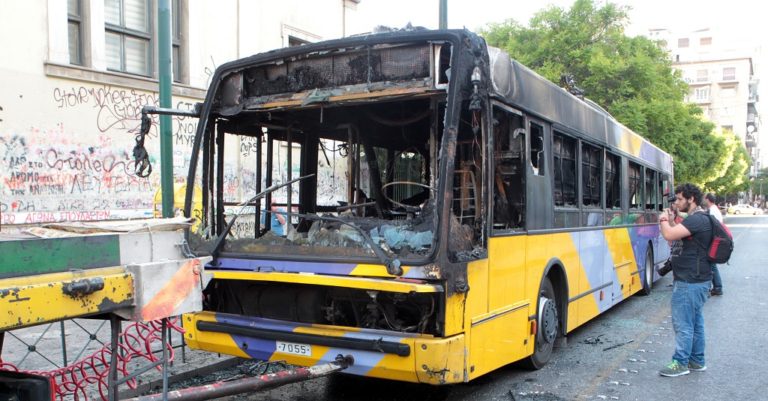 Ομάδα αγνώστων έκαψε τρόλεϊ έξω από το Πολυτεχενίο