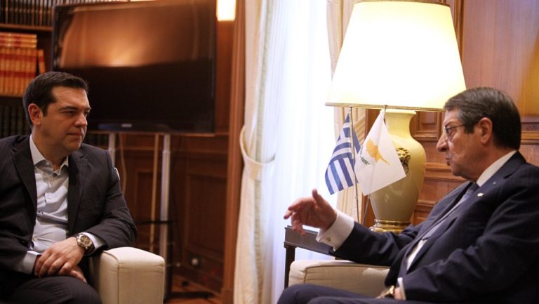Συνομιλίες Τσίπρα – Αναστασιάδη με επίκεντρο το Κυπριακό (video)