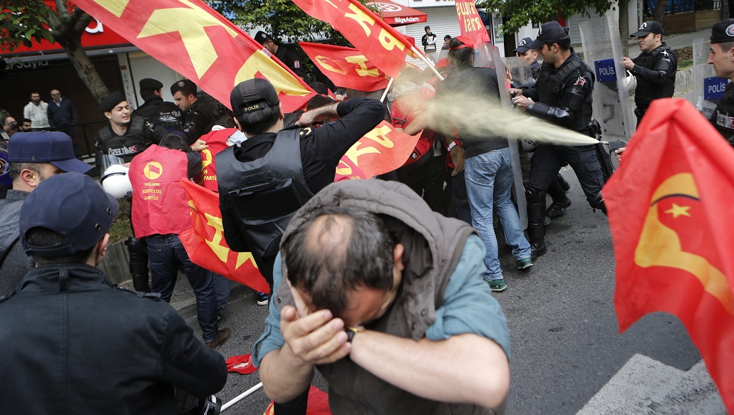 Χιλιάδες άνθρωποι στους δρόμους για την Εργατική Πρωτομαγιά – Ταραχές στην Κωνσταντινούπολη, συγκρούσεις στη Γαλλία (video)