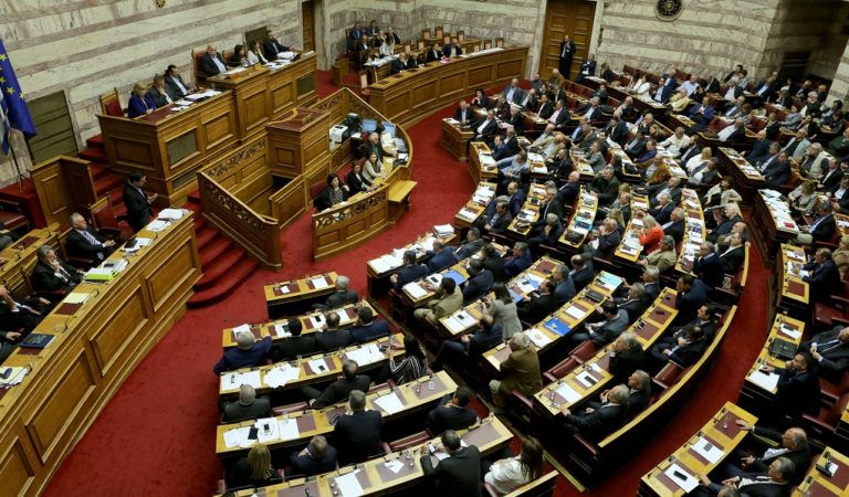 Επίθεση από την αντιπολίτευση για μέτρα και διαπραγμάτευση