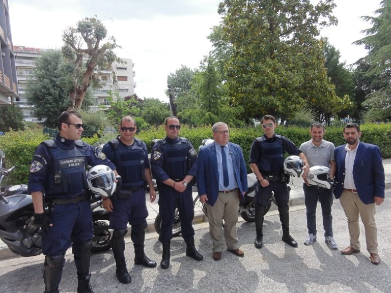 Καβάλα: Δωρεά σε κράνη για την Τροχαία