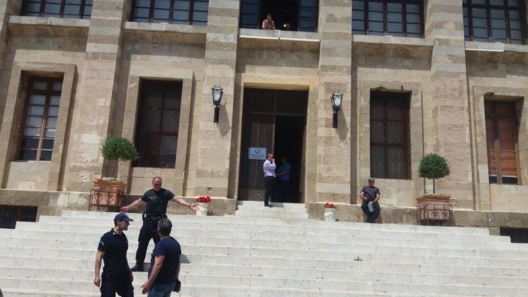 Ρόδος: Λούστηκε με βενζίνη, απειλώντας ν’ αυτοπυρποληθεί