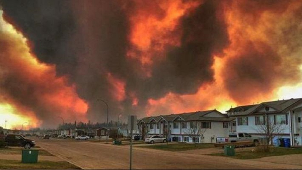 Καναδάς: Μεγάλη πυρκαγιά στην πόλη Φορτ Μακ Μάρεϊ – απομακρύνθηκαν οι 88.000 κάτοικοί της (vid)