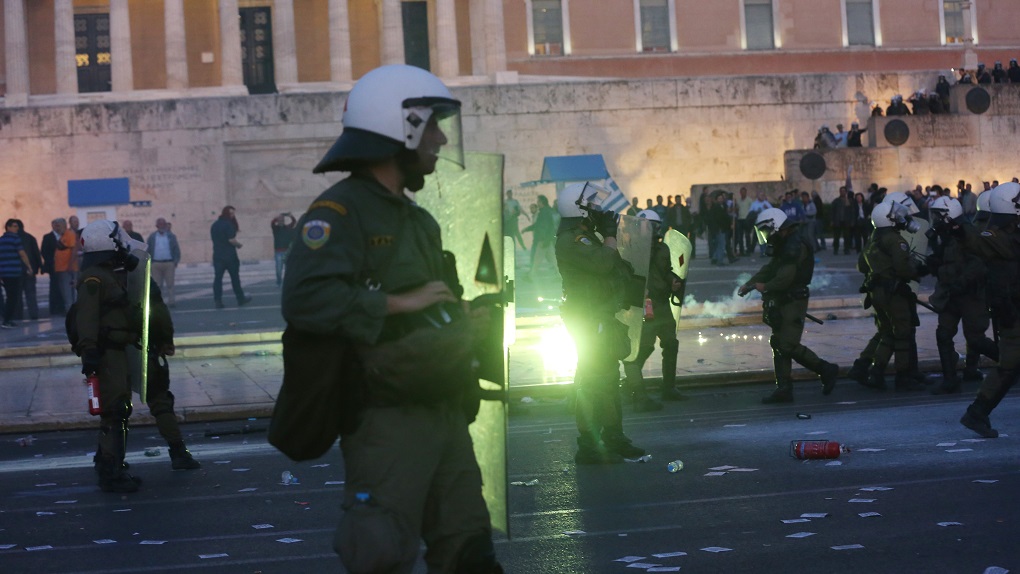 Ο ΣΥΡΙΖΑ καταδικάζει την αστυνομική βία στη διαδήλωση στο Σύνταγμα