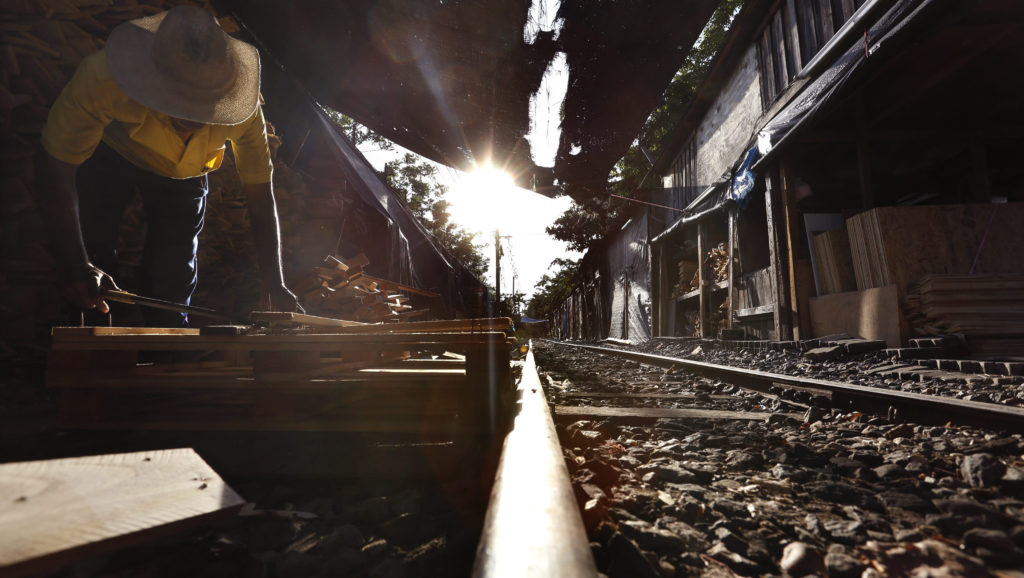 Οι ξυλουργοί του σιδηρόδρομου της Μπανγκόγκ – Στο «τέλος της γραμμής»