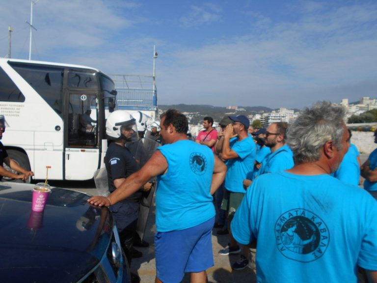 Καβάλα: Σοβαρά επεισόδια στην πύλη της ΒΦΛ μεταξύ απεργών και βάρδιας