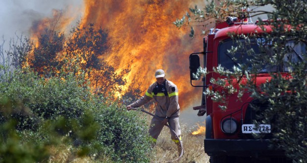 Υπό μερικό έλεγχο η πυρκαγιά σε οικισμό κοντά στην Κνωσσό