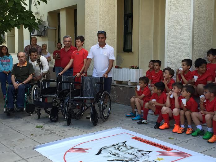 Φλώρινα: Δύο αναπηρικά αμαξίδια δώρησε ο ΠΑΣ Φλώρινας