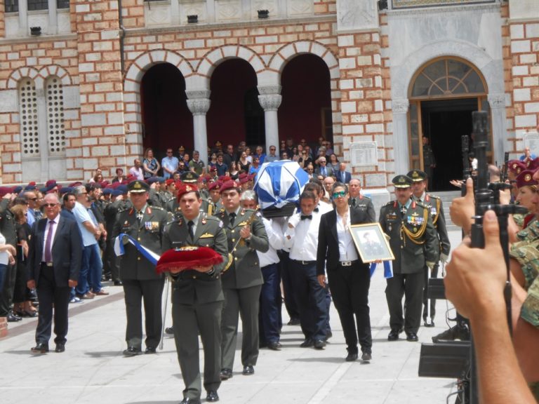 Βόλος: Θρήνος στην κηδεία του ταξίαρχου Αντώνη Δάρα
