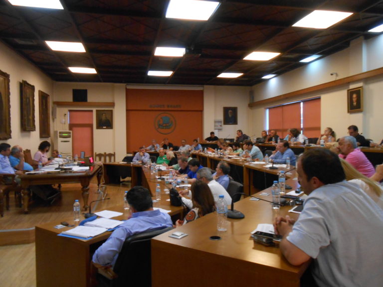 Βόλος: Αδέσποτα και ΔΕΥΑΜΒ πυροδότησαν τη συνεδρίαση του Δημοτικού Συμβουλίου