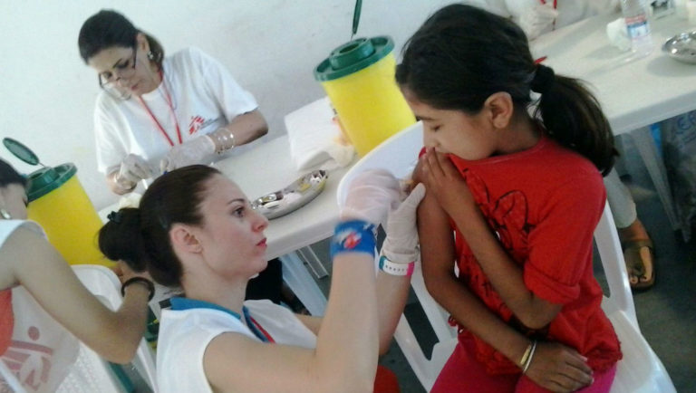 Εκστρατεία εμβολιασμού για παιδιά προσφύγων από τους Γιατρούς Χωρίς Σύνορα