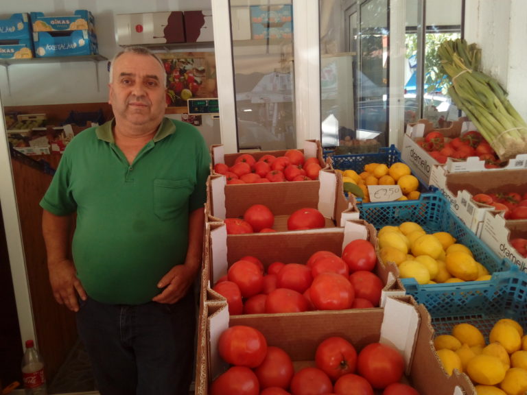 Κομοτηνή: Τριγμοί στο γωνιακό μαγαζάκι