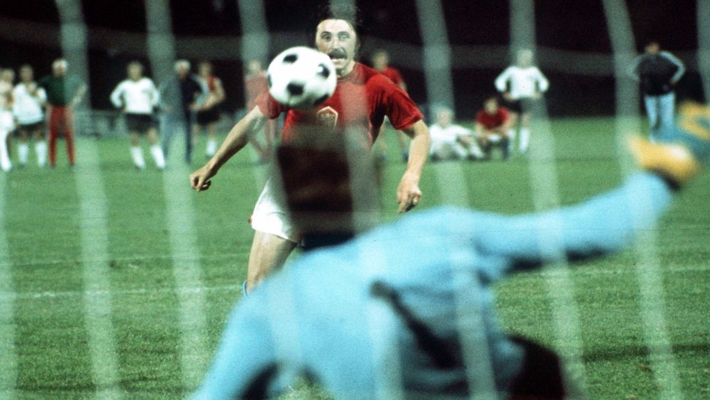 Panenka_penalty_1976